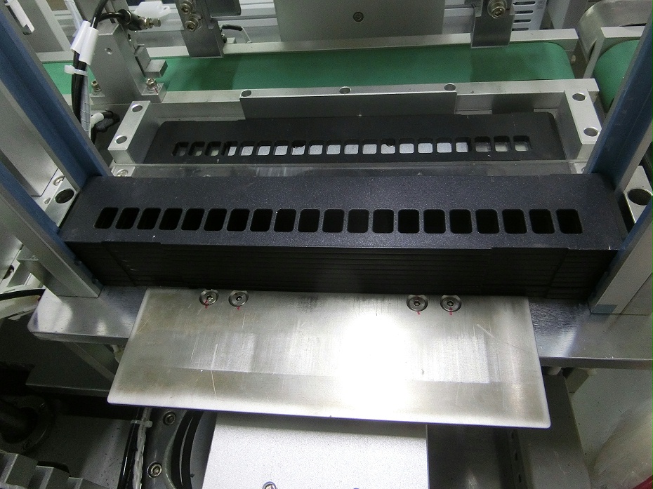 導(dǎo)電扣灌膠擺盤一體機(jī)