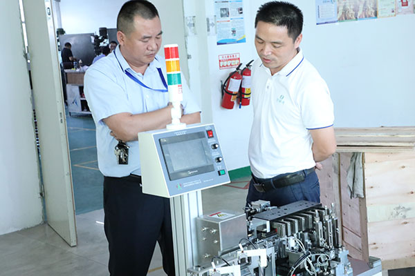 東莞半自動(dòng)點(diǎn)膠機(jī)客戶