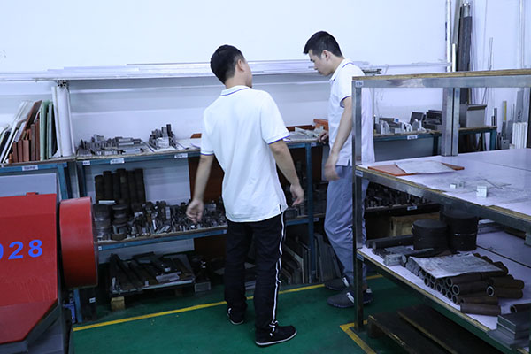 全自動(dòng)噴射點(diǎn)膠機(jī)加工