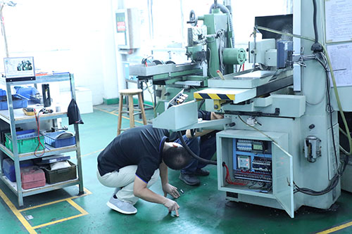 深圳半自動點膠機(jī)設(shè)備