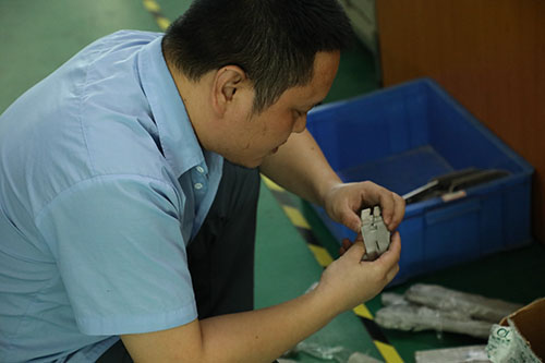 深圳半自動點膠機(jī)設(shè)備廠家