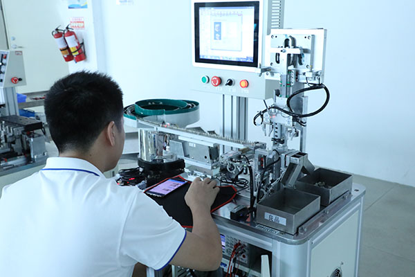 深圳智能視覺(jué)點(diǎn)膠機(jī)廠家